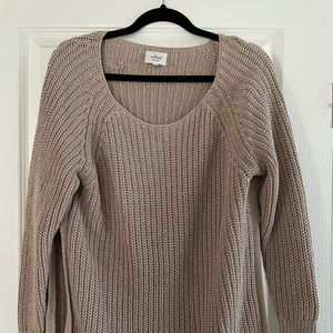 Aritzia Sweater Size Medium. Fit is baggy.